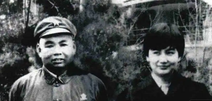 1970年，许世友的女儿陪朋友去招飞体检，院长一眼相中，刚提笔要登记，听她随口报出“许世友”三个字，