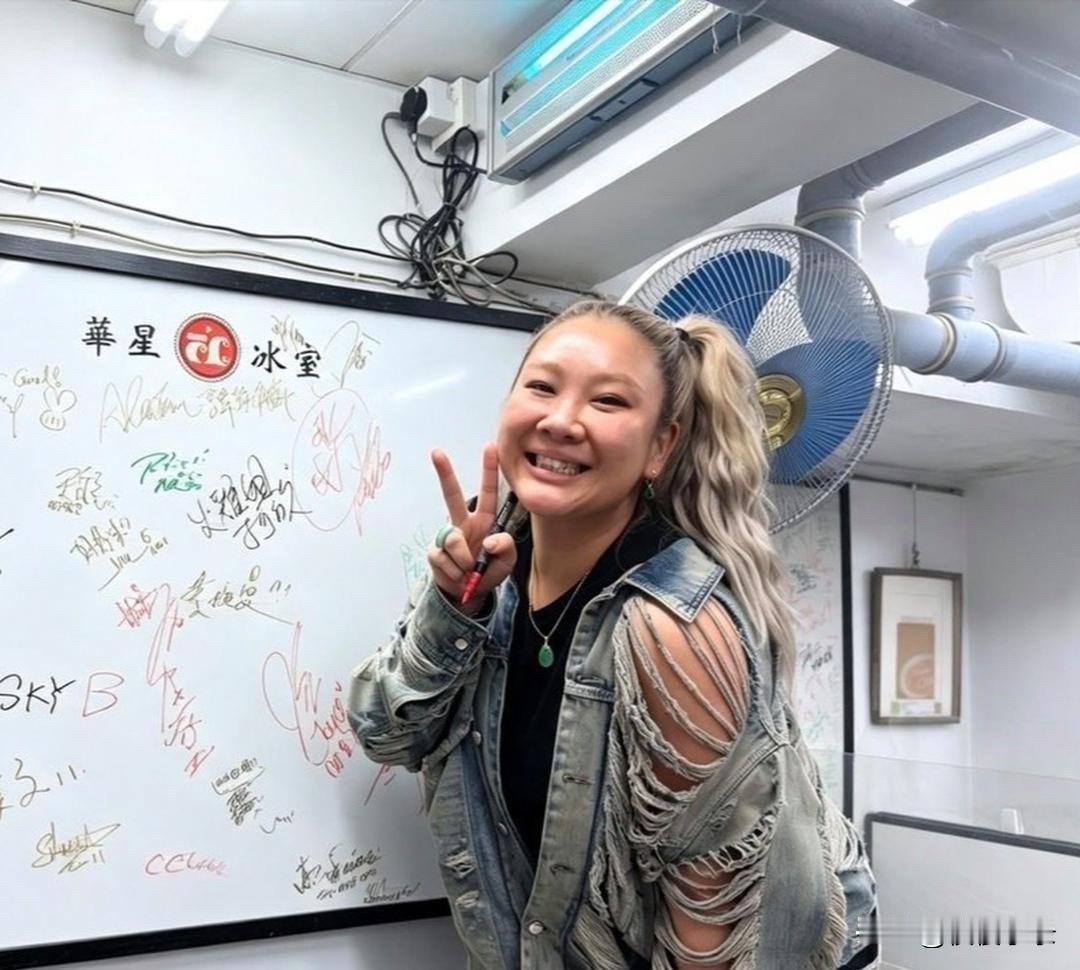39岁郑欣宜现身香港一家餐馆吃饭被偶遇，她的长相变化好大，皮肤蜡黄，身形微胖，状