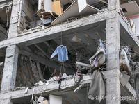 你听说了没？就在纽约街头，最近出了个大新闻。一个普普通通的大哥，举着个大喇叭，站