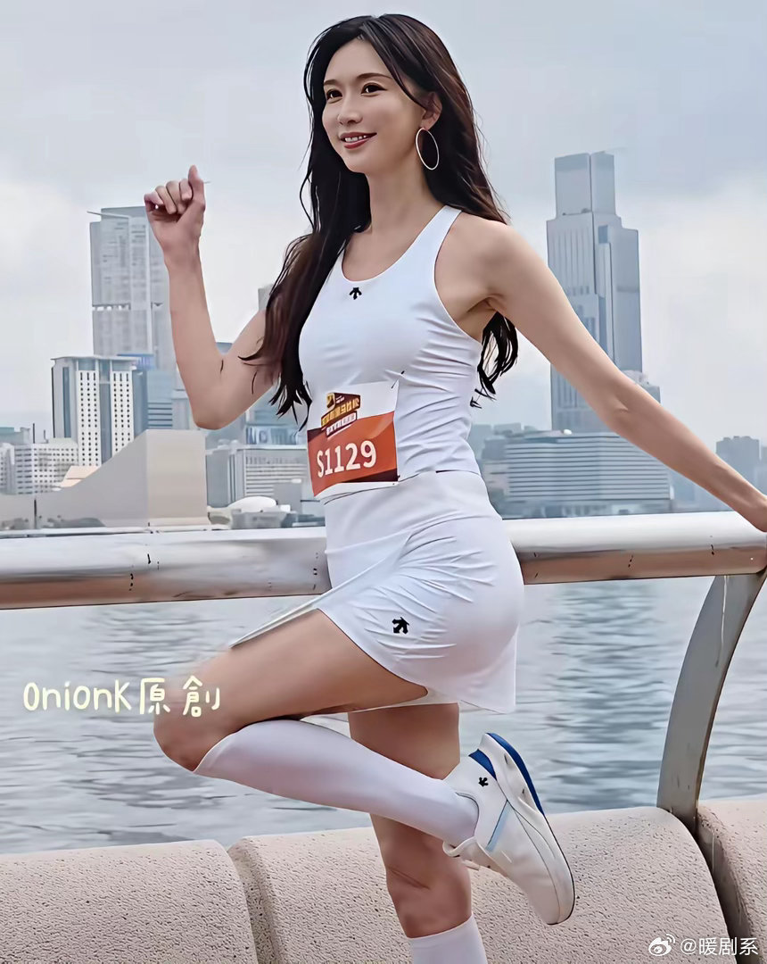 51岁生完孩子，她腰上没一丝赘肉。跑步时肩颈线平得能放支笔。现场生图流出来那刻，