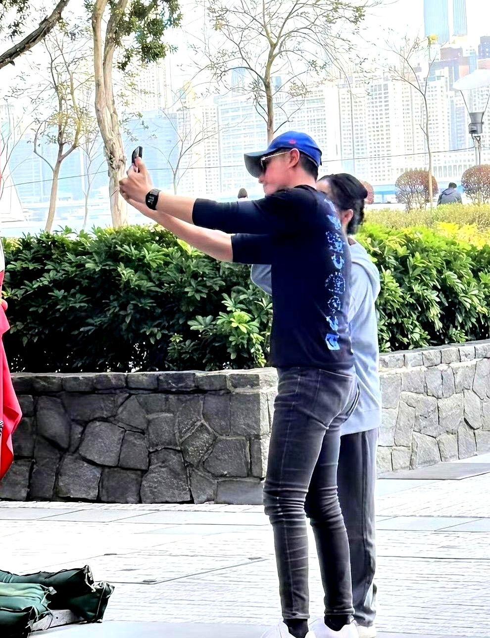 霍建华的紧身牛仔裤，林心如咋能忍？最近霍建华在香港茶餐厅被拍到，又是那条紧身