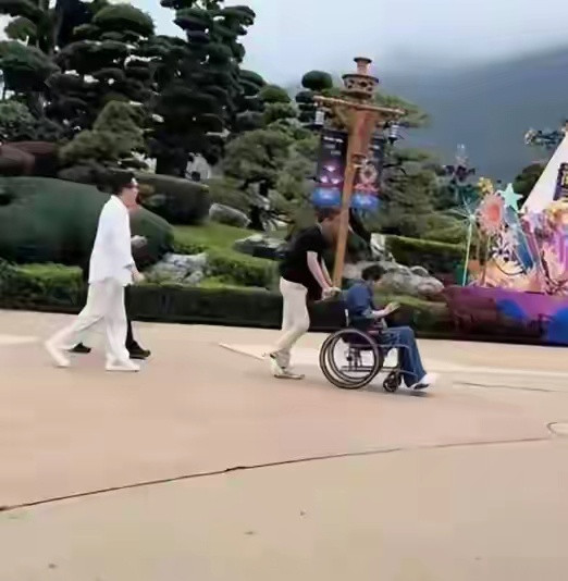 向佐郭碧婷一家现身珠海长隆向华强背挺得笔直精神头比年轻人还足