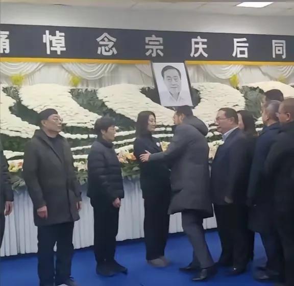 要我说宗庆后那三个在海外的儿女就是三个狼心狗肺的东西，记得宗庆后去世的时候，作为