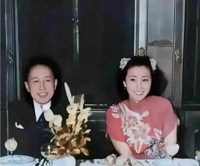 1947年9月，钱学森与蒋英新婚时的一张合影，夫妻俩相邻而坐，喜气洋洋，脸上洋溢