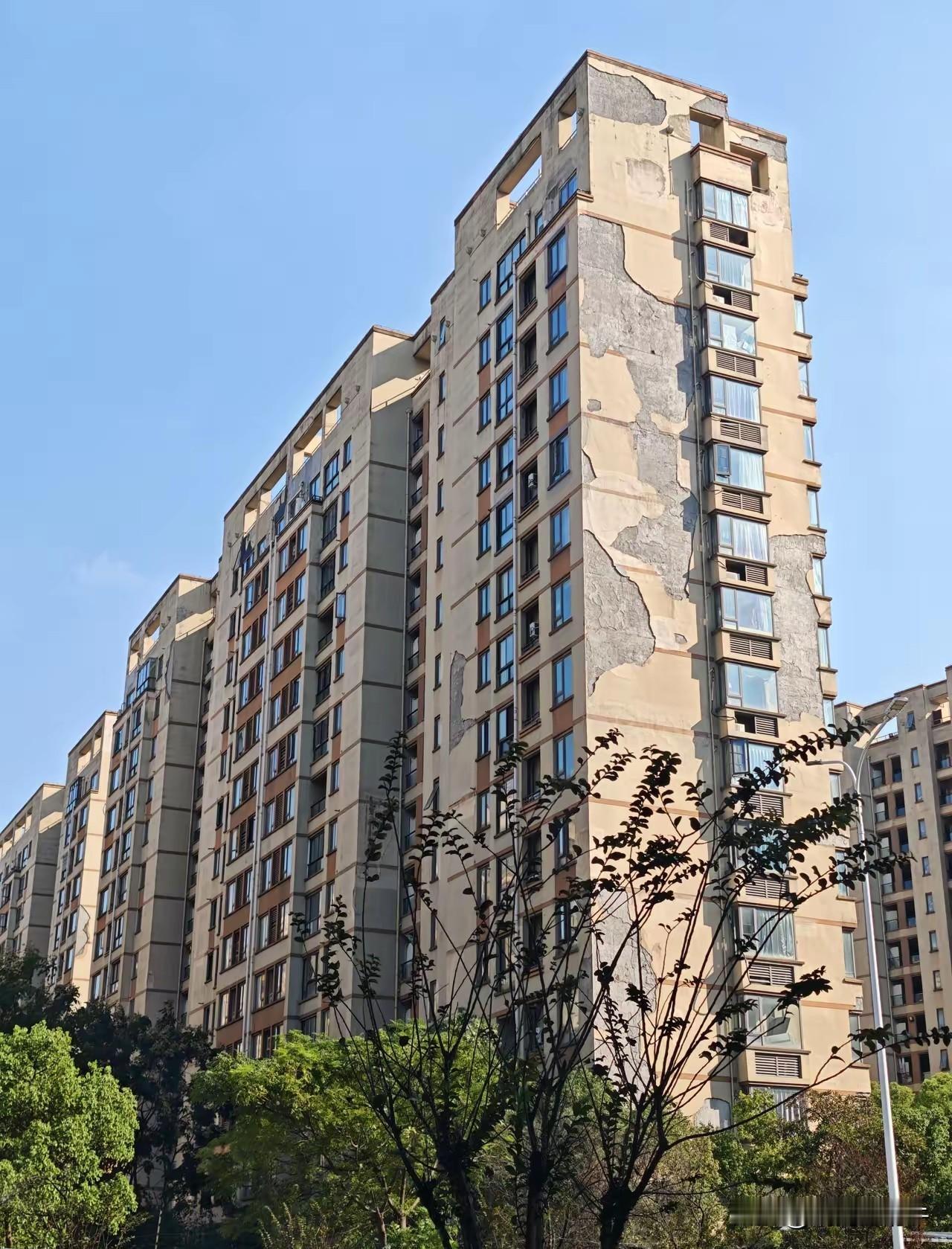 买到这样的房子，估计业主也是吃嘛嘛不香！整个小区业主应该团结起来，凑点钱快