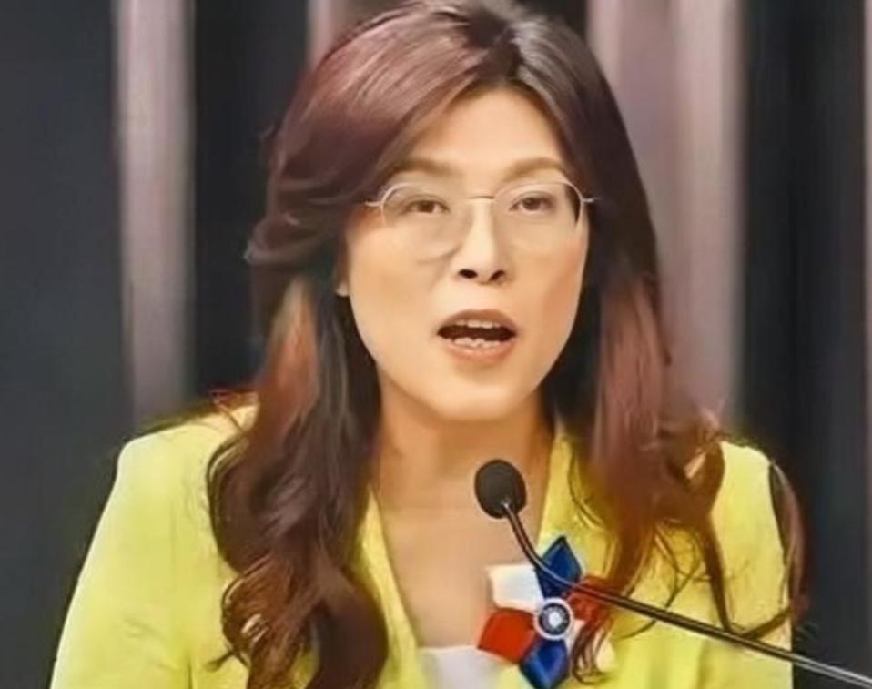 万万没想到，新当选的国民党主席郑丽文，一查底细才发现她不仅是妥妥的“蓝二代”，身