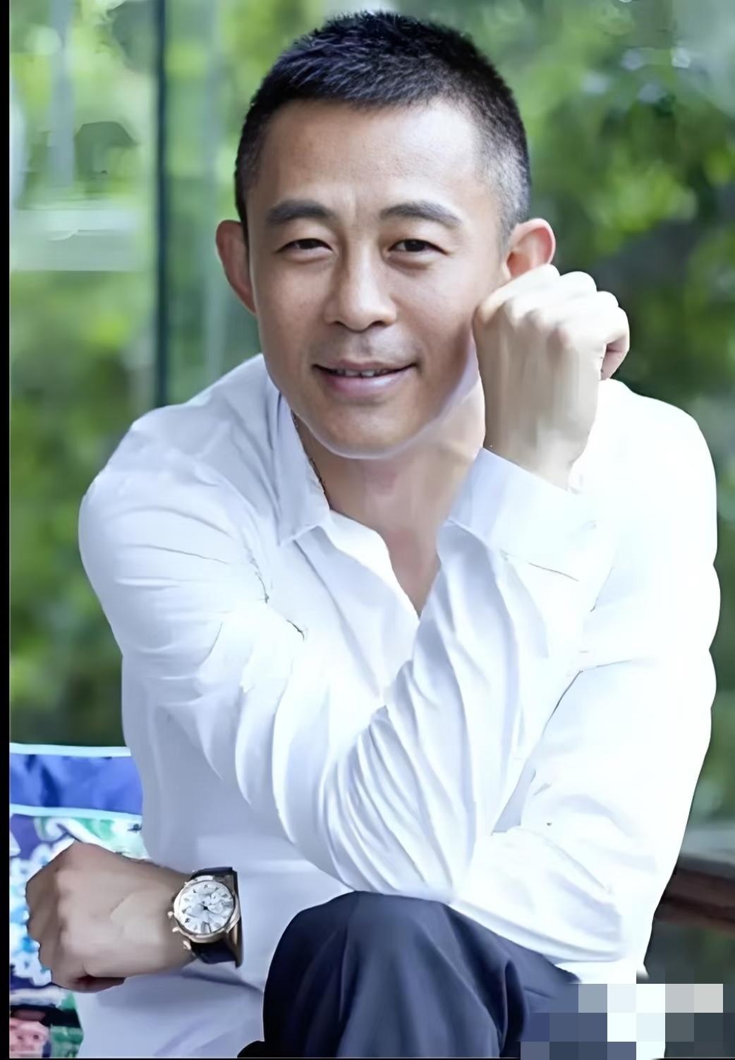 娱乐圈里最让人看不懂的男星，侯勇绝对算一个。如今59岁的他，三婚娶小20多岁妻