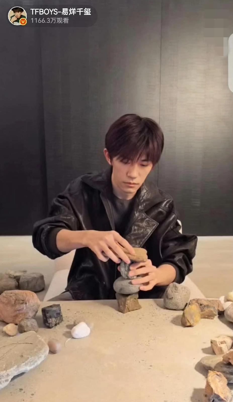看明白了，易烊千玺这孩子今天是在玩行为艺术，谁说直播一定要聊天的，还有人直播睡