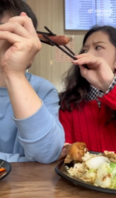 跟女朋友吃饭还是要并排坐