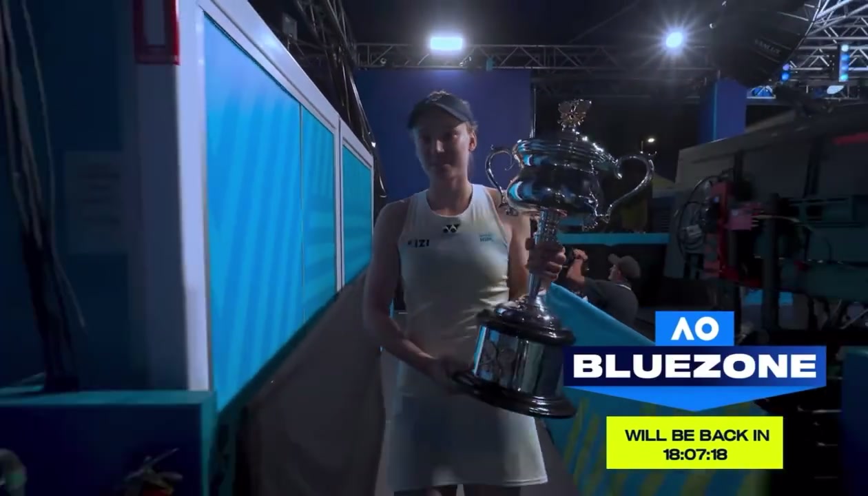 莱巴金娜夺冠后震撼互动!手捧奖杯与球迷合影感动全场