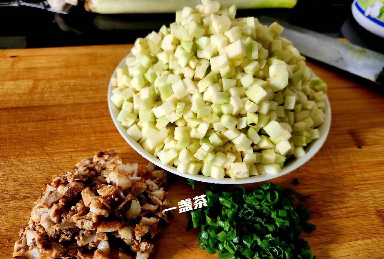 中午吃红烧肉茄子菜饭，我见老头每咽一口都要咧一下嘴露出痛苦表情问:“是感觉饭硬还