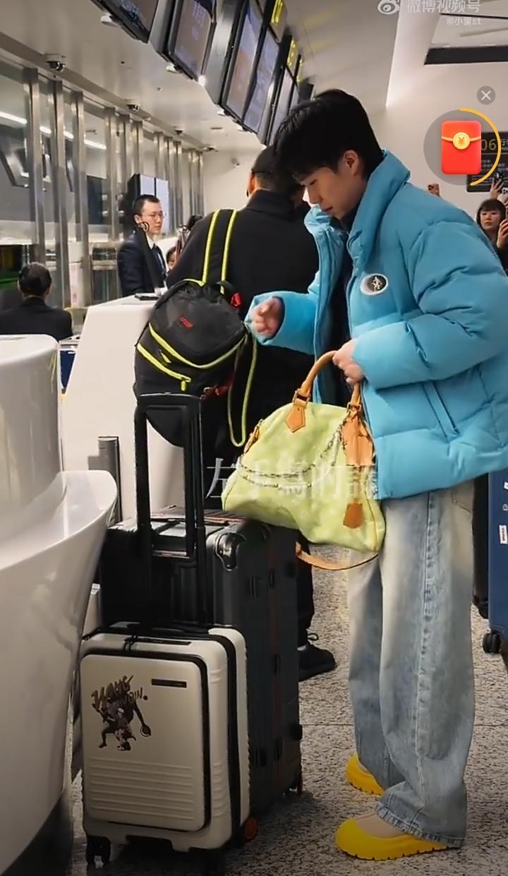 国乒主力出发香港！今天早上七点多，在成都混团世界杯征战夺冠的国乒主力选手们:莎