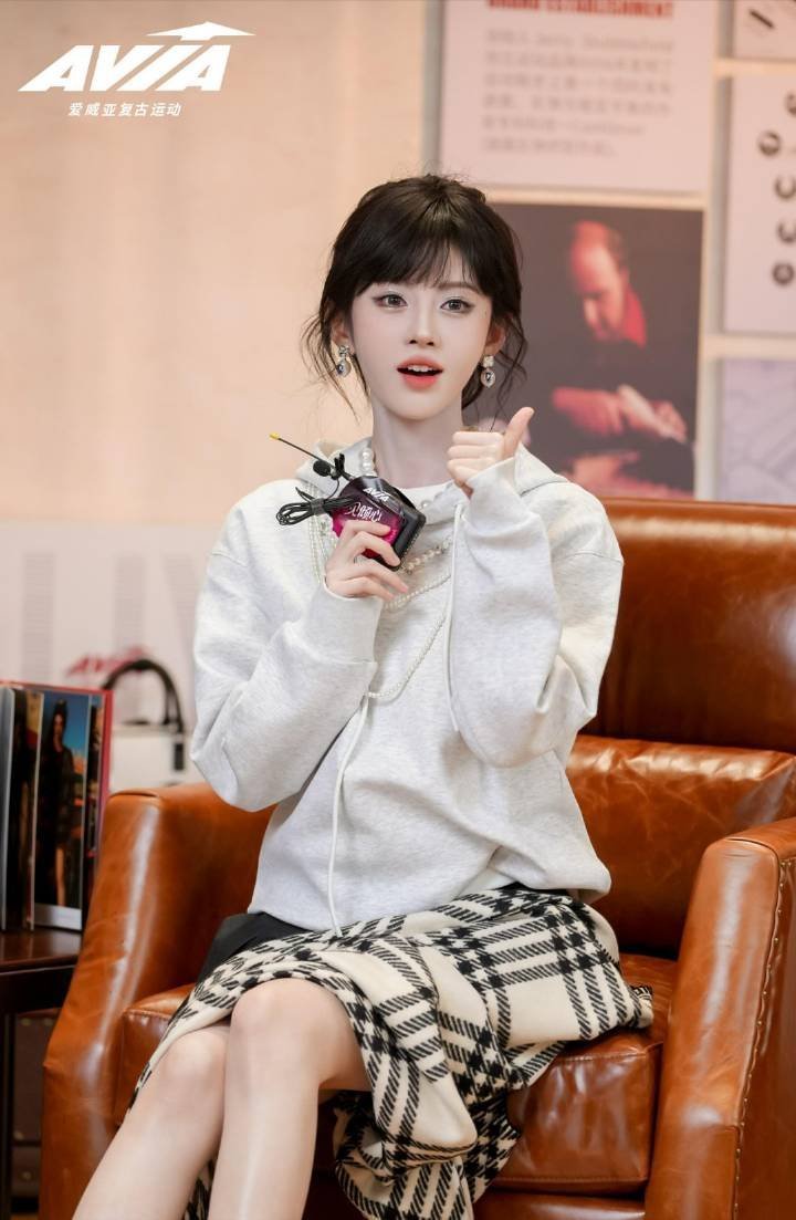 鞠婧祎的化妆思路真的变了，反正就是和以前不一样了​好有嘻哈少女那味​​​