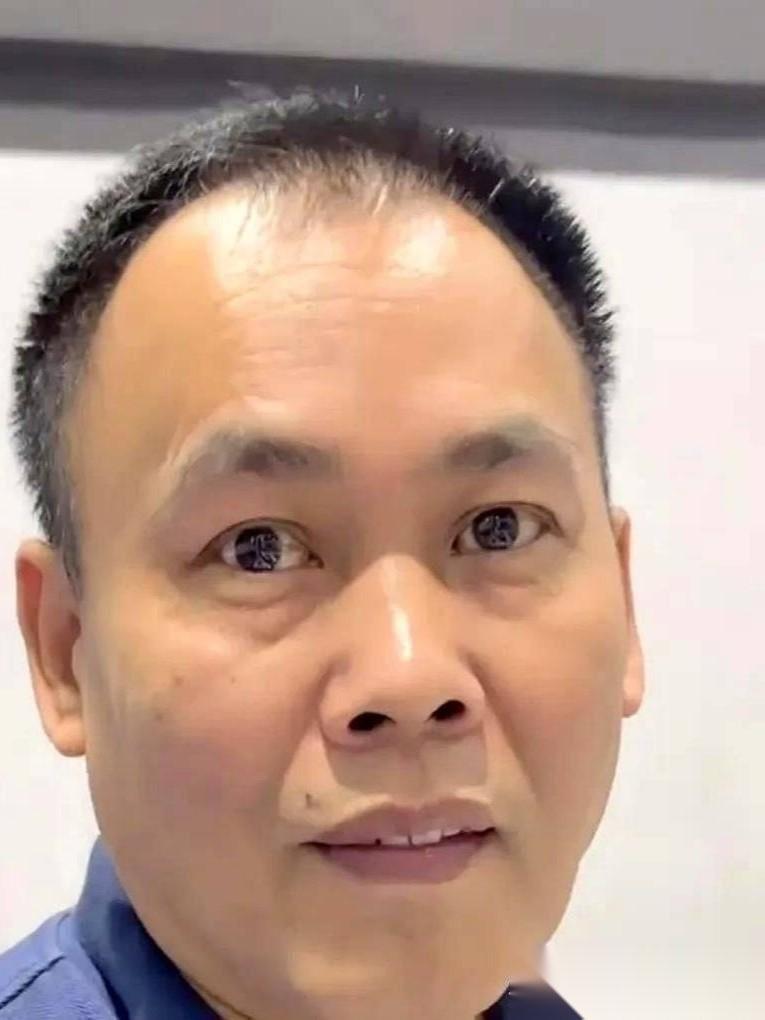 广东男篮徐杰的父亲名叫徐强，身材结实，做人低调、为人忠厚。徐强经营着一家烧鸡店，