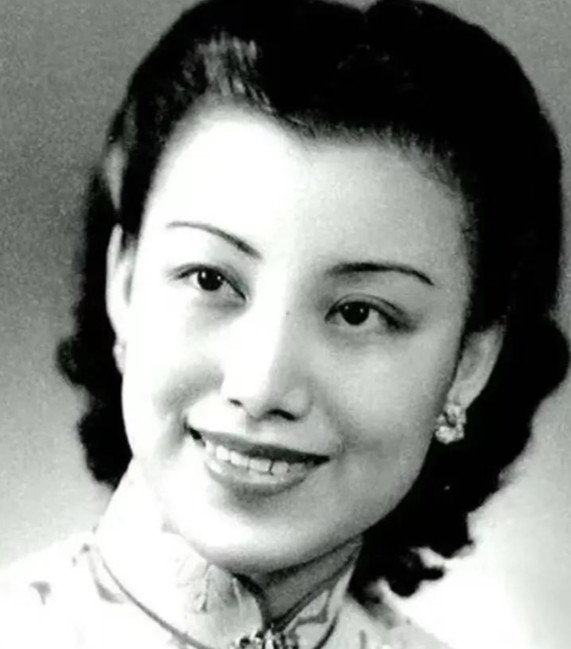 1948年，李国秦发现自己干女儿肚子越来越大，感觉到不对劲，要带女儿去医院。没想