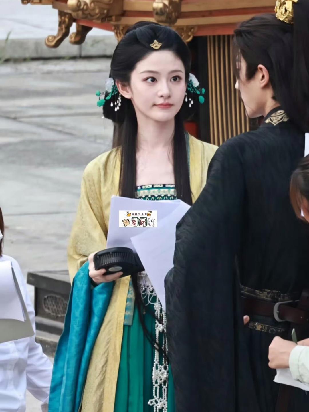 小成本古偶的妆造，不妨看看赵晴剧组的梳头师傅。发包大小很协调，发饰搭配也恰到好处