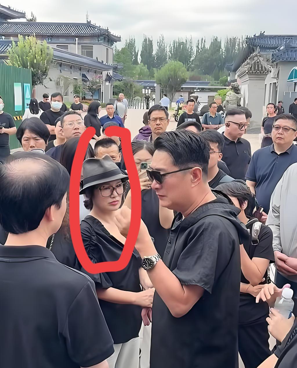 #老照片#在千百惠遗体告别仪式上，看到了一个特别眼熟的靓女，她相貌出众，清纯靓