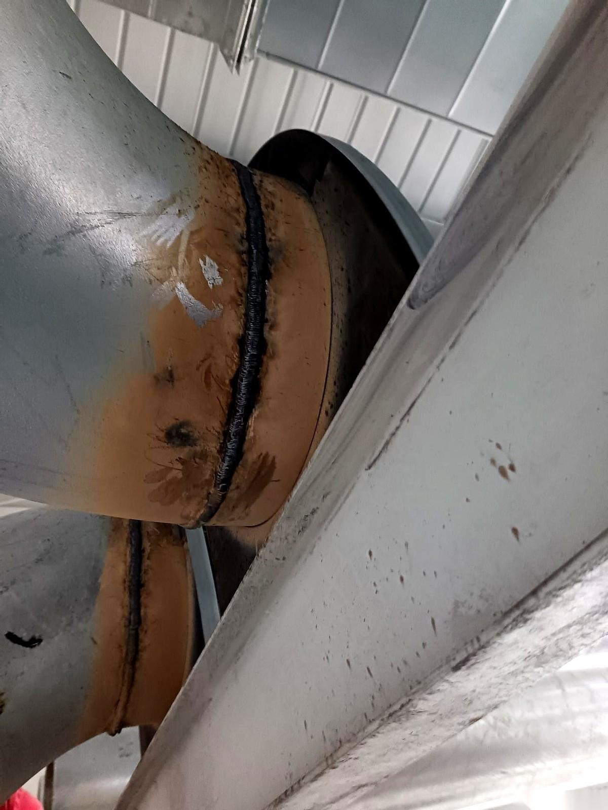 找了个师傅焊管子，我寻思就在地上焊呗，多稳当。结果人家非不，非要把管子先装上去