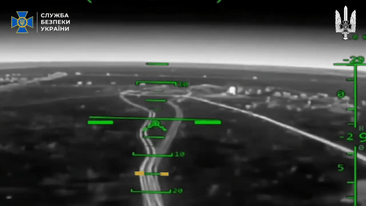 🇷🇺俄罗斯一套“铠甲-S1”防空导弹系统在近距离射击时未能击中一架乌克兰自杀