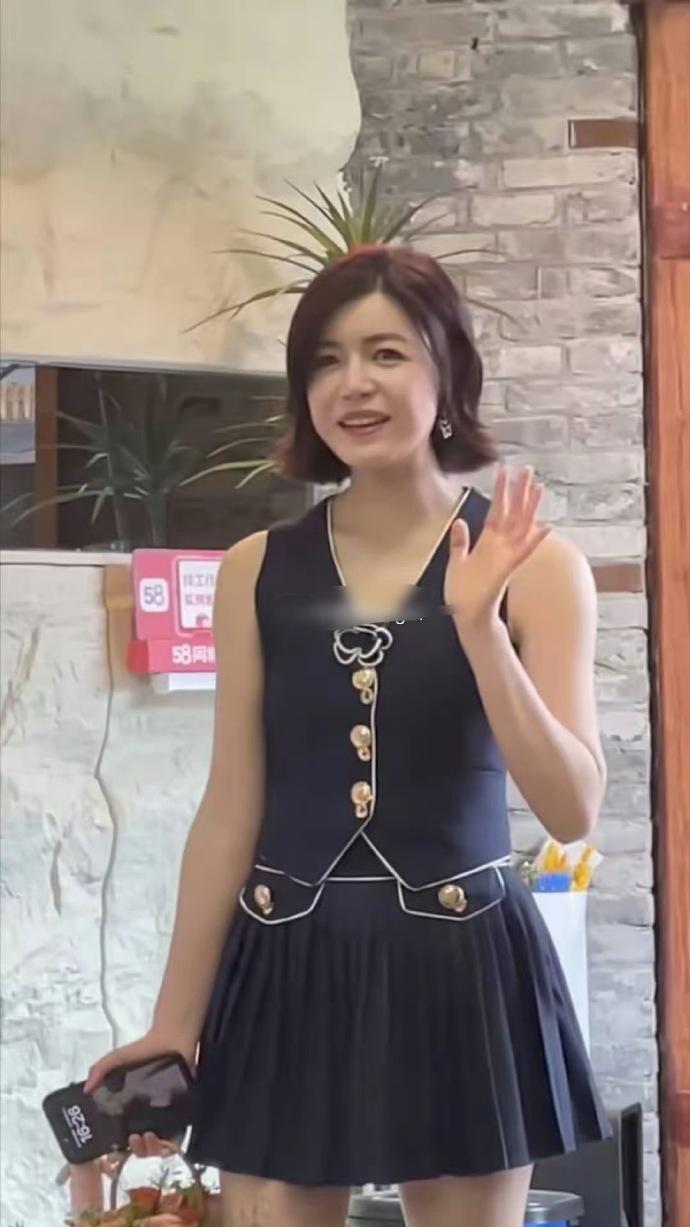 陈妍希重庆被偶遇，本人比电视好看太多了又高又瘦，少女感十足​​​