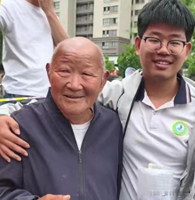 山东菏泽，77岁爷爷陪孙子高考，考完后，少年走出考场，一把搂住白发爷爷！谁料，接