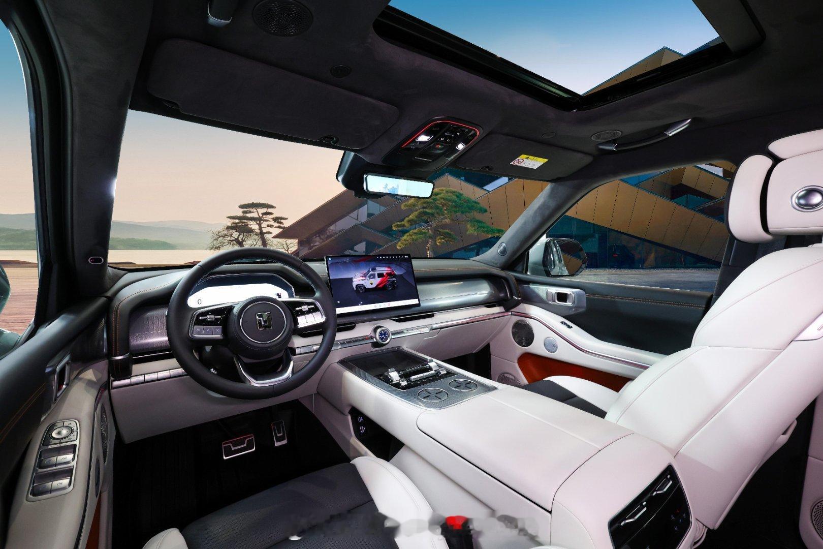 坦克700的样子属于那种越看越好看的类型，行走在路上辨识度很高，一眼就被认出