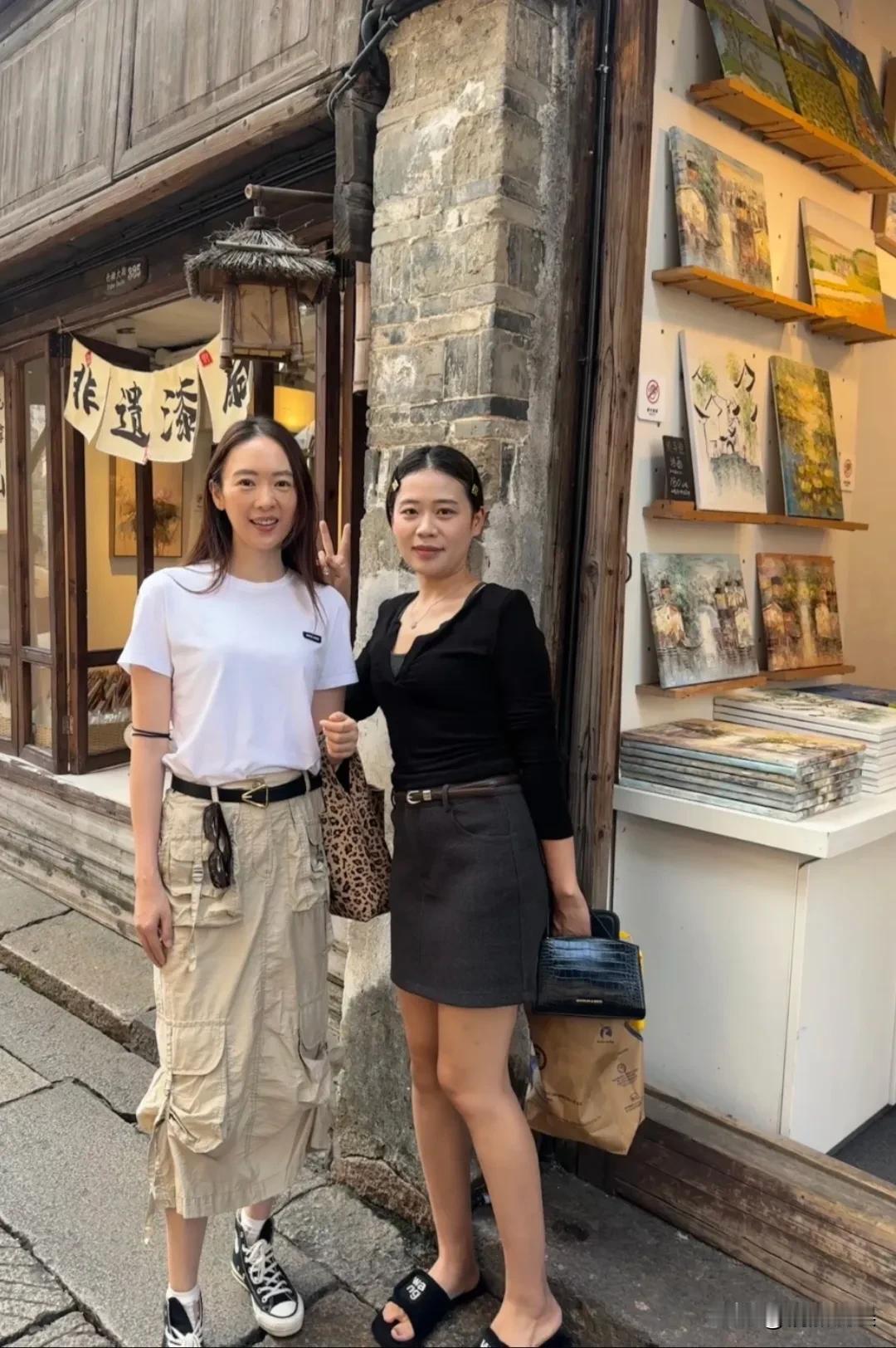演员童谣现身乌镇艺术节，她身材高挑窈窕，肤色很白，发际线有点高，杏目高鼻，五官漂