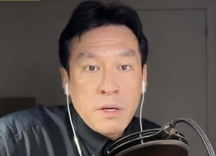 台湾媒体人黄暐瀚7月6日在节目中引用台湾地区陆委会所做的民调，声称“20年来，台