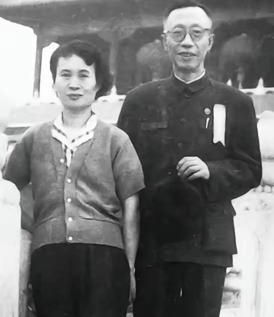 1962年，末代皇帝溥仪56岁娶了38岁护士李淑贤。新婚夜他死活开着100瓦大灯
