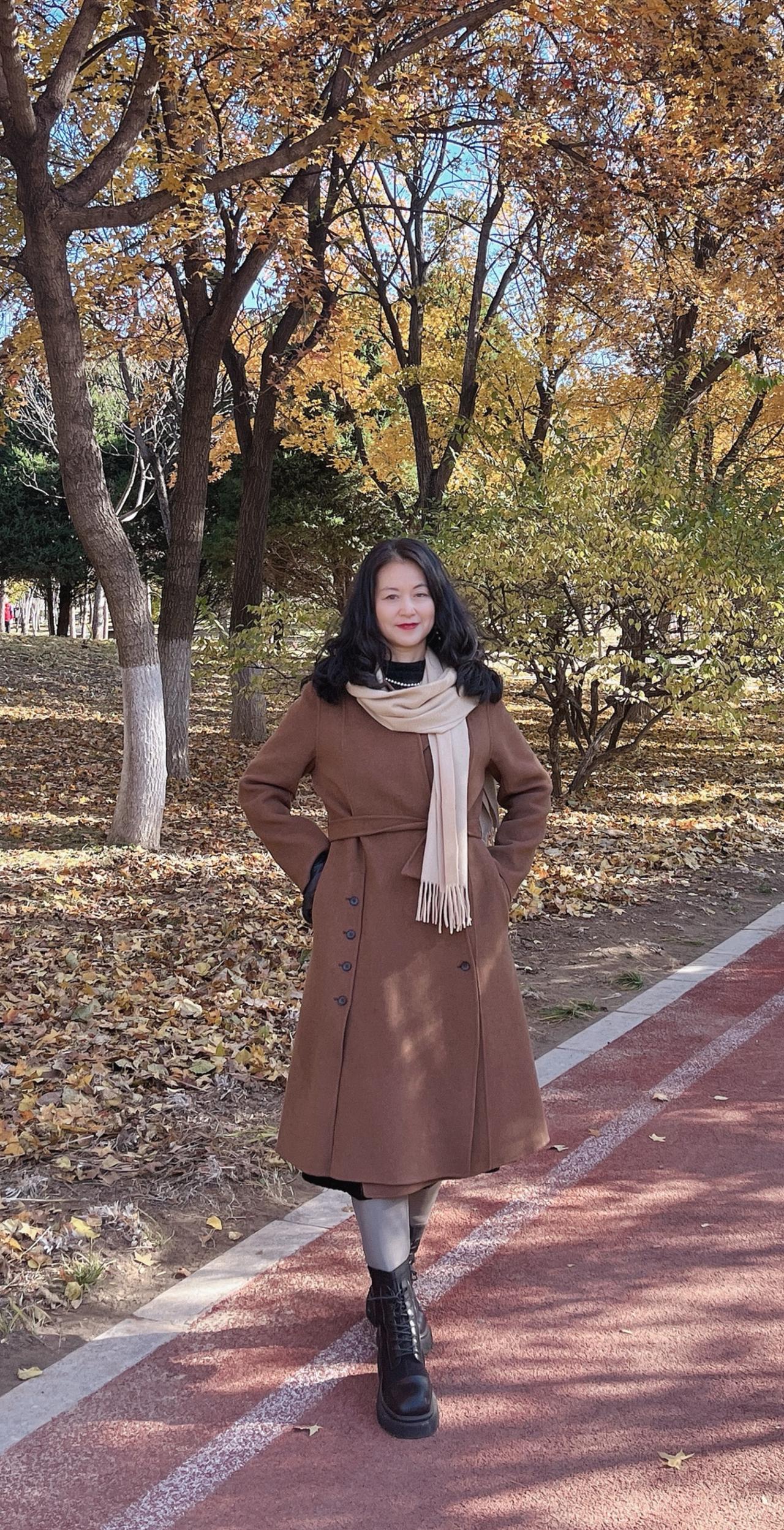 人的归途就是尘土，也别指望任何人，来人世就是酸甜苦辣咸尝一尝，品味人生玩一玩来世