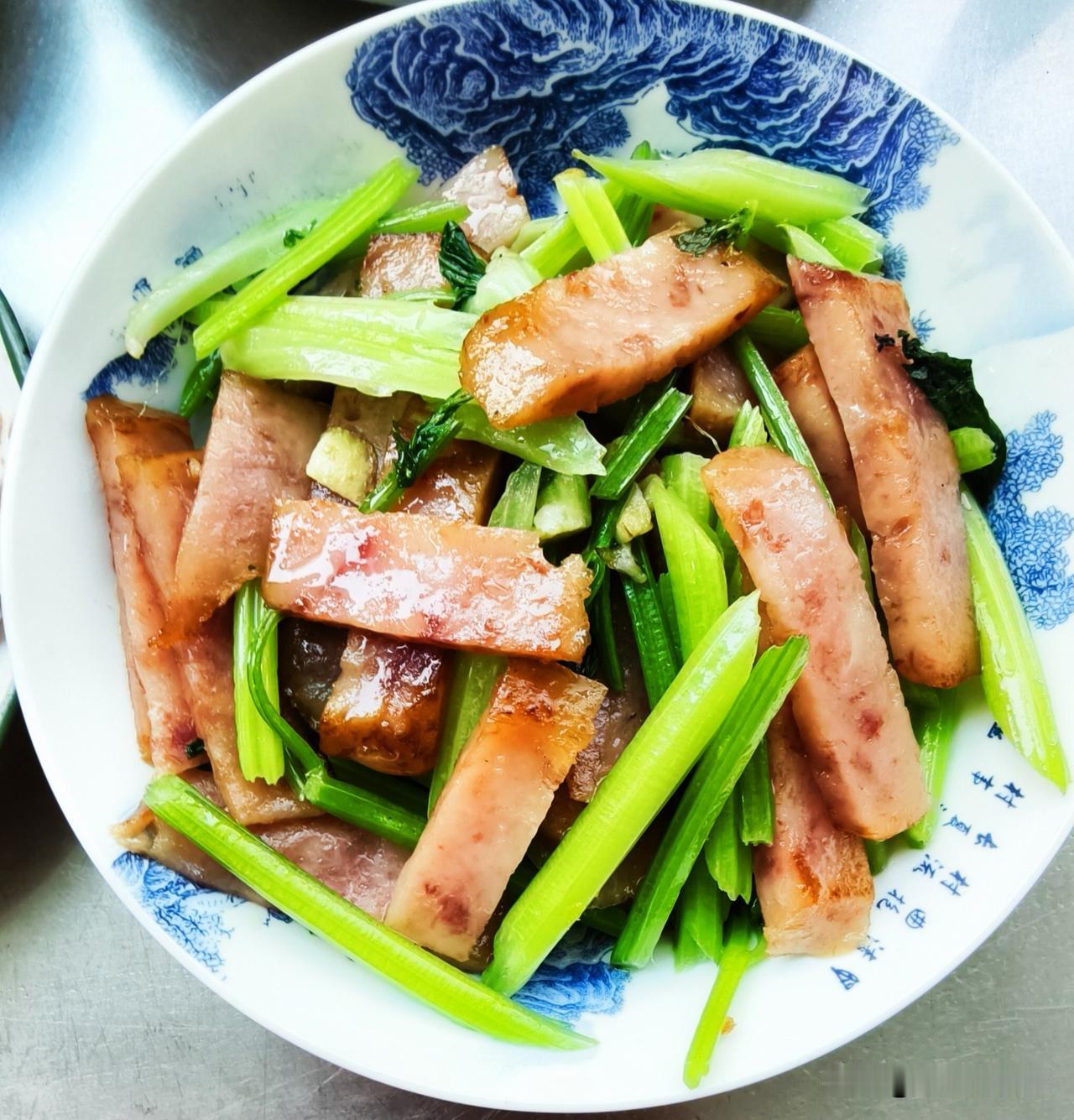 老俩口床车自驾游出去十几天，回到家第一天，必定是洗衣服、收拾东西、做卫生。出
