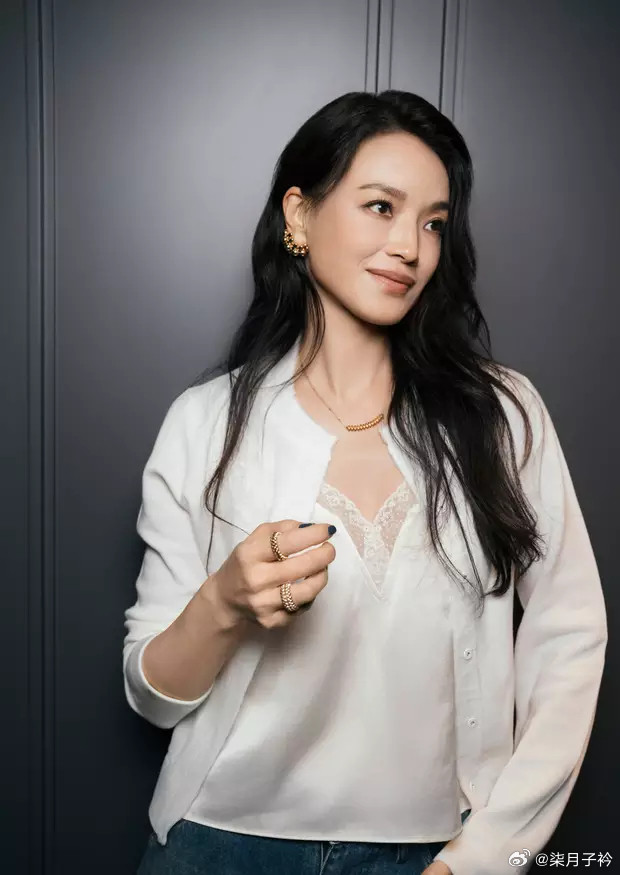 分享娱乐分享娱乐舒淇穿白色上衣搭配牛仔裤简约时尚笑容明媚松弛迷人​