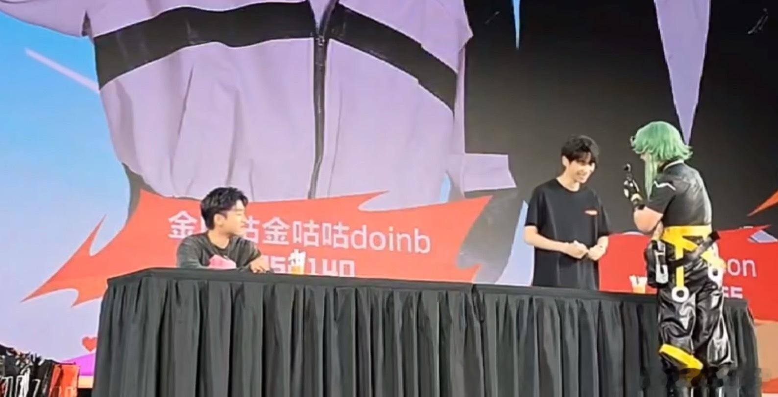 前两天嘉年华Doinb和icon有一个粉丝见面会，有些粉丝直接绕过icon只和d