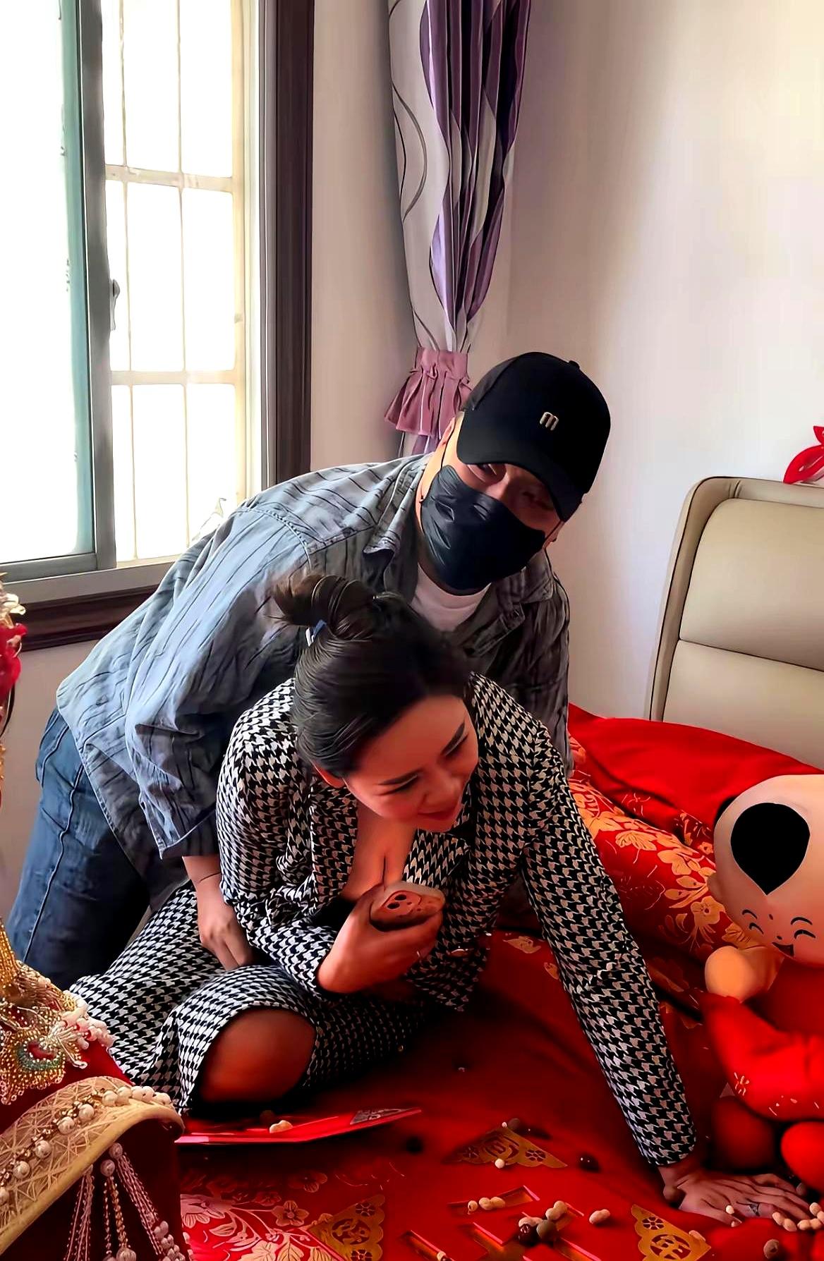 这是热闹？还是借喜事伸手？一场婚礼上，伴郎戴着口罩，举动贴身又暧昧，被质疑