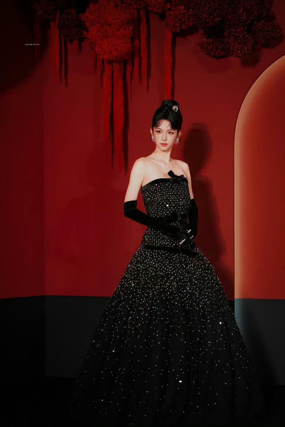 周也这组赫本风直接封神周也这组赫本风写真，每一张都在诉说故事。红与黑的碰撞，冷与