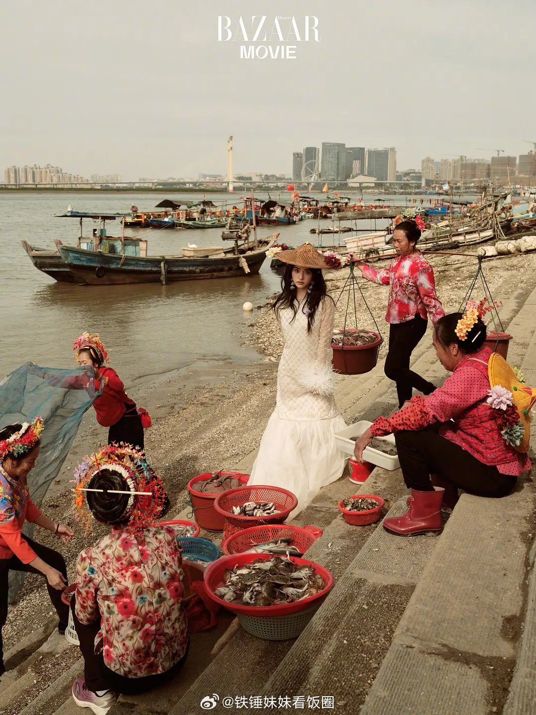 现在很多摄影都透着一股高高在上的疏离感。就像时尚芭莎给沈月拍的泉州那组精致208