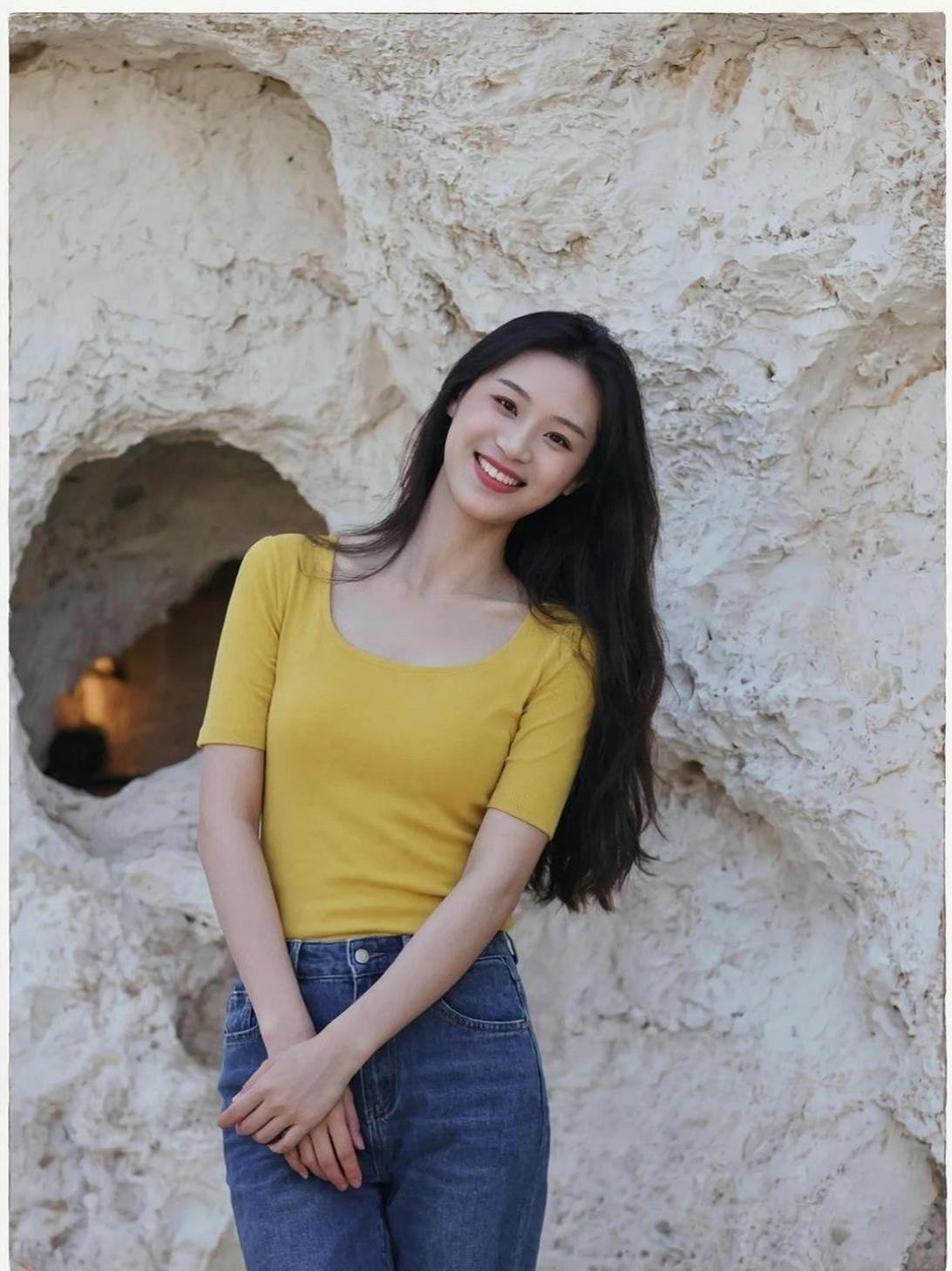 阳光洒在石墙上，温暖的黄色与柔和的背景交织成一幅静谧的画面。仿佛时间在这里慢了下