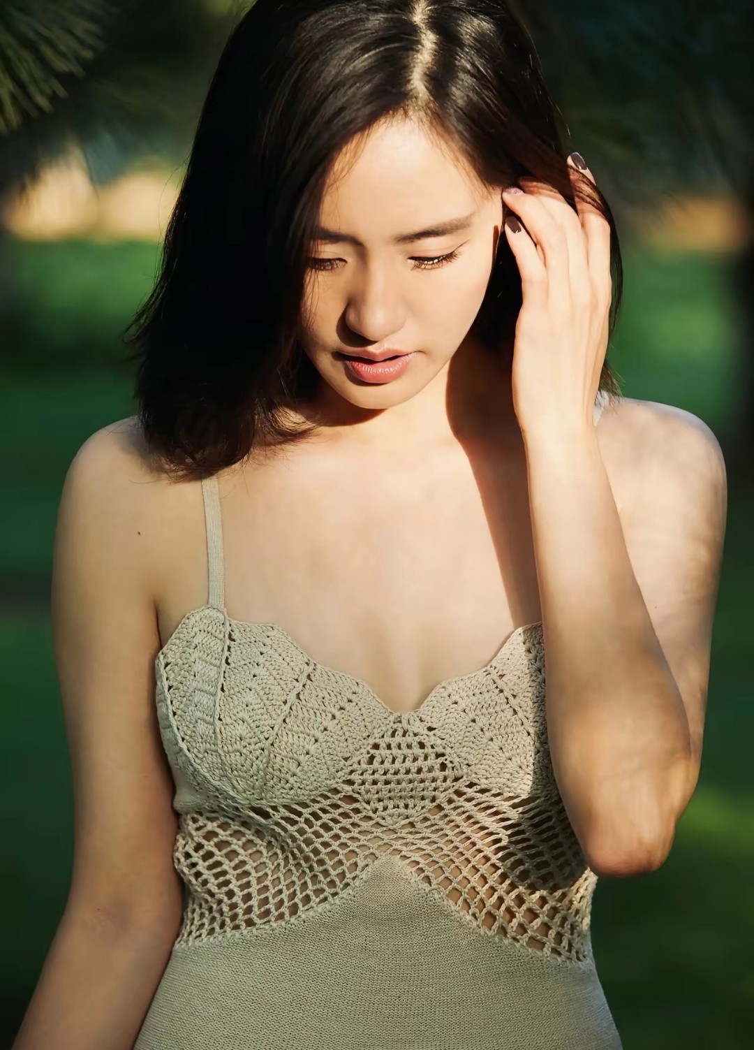 王智最新夏日写真曝光，简单的白T搭配牛仔裤，清爽自然。镜头前的她笑容明媚，没有过