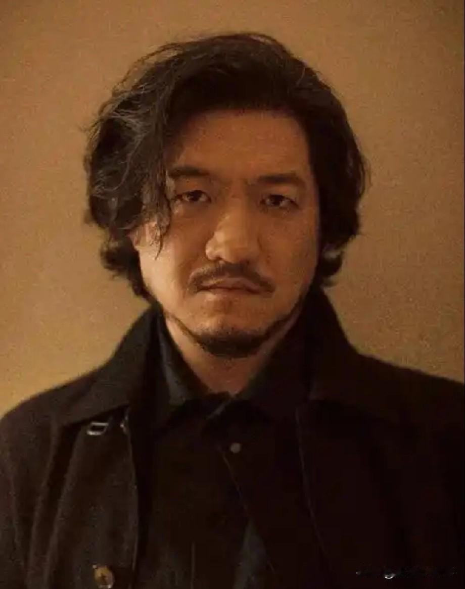 他可能是全中国最让制片人头疼的演员。片酬千万级，但一年只接一部戏。给再多钱，也绝