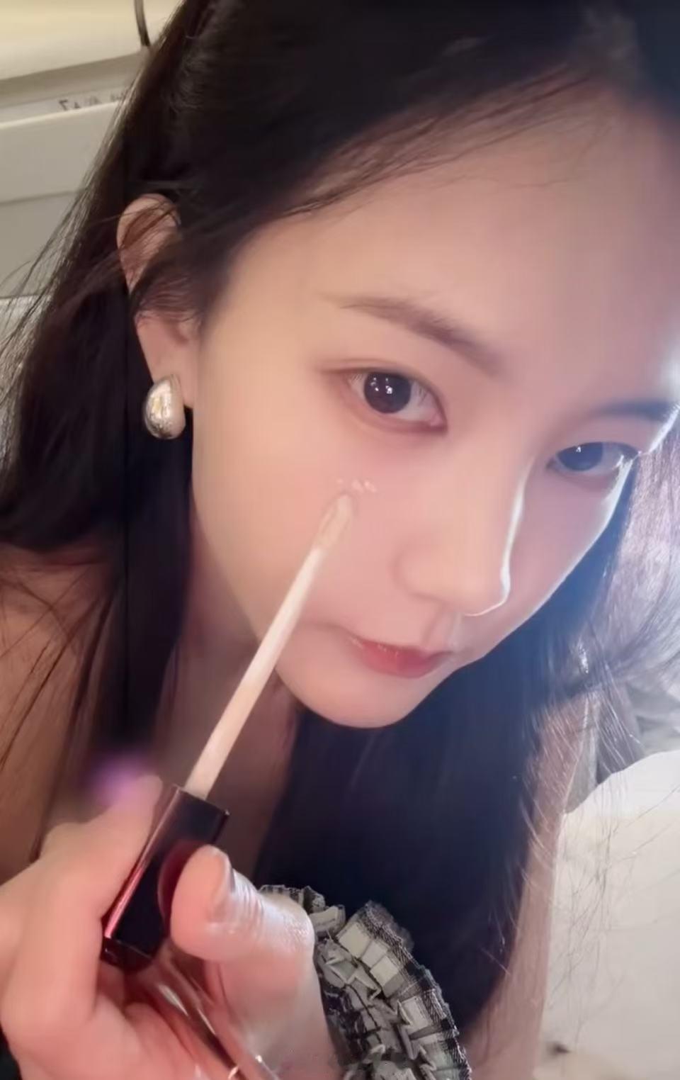 李一桐在飞机上化妆李一桐在飞机上化妆！李一桐10分钟快速消肿妆​​​