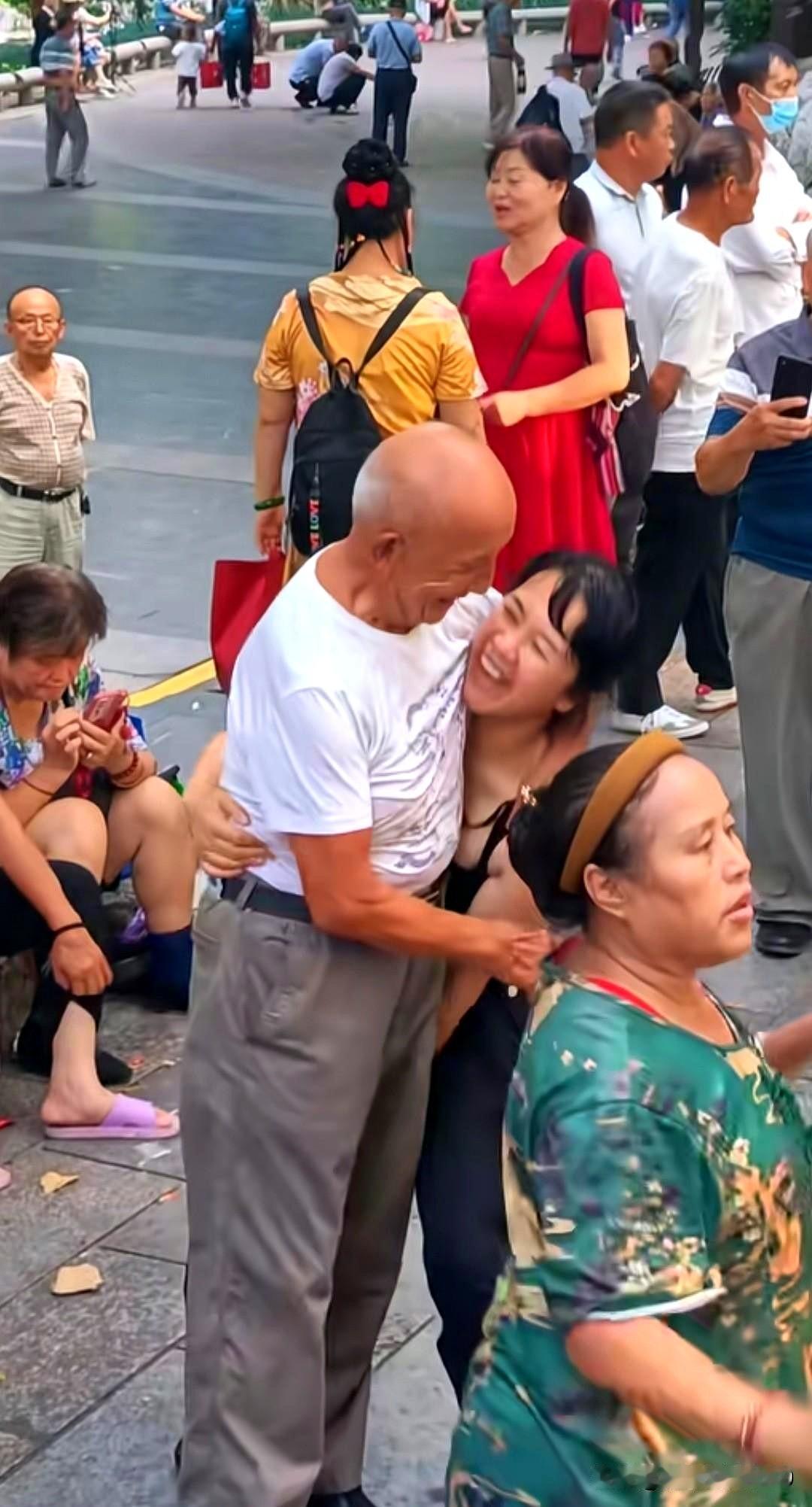 鱼峰山舞场近来来了位豪放大妈，她与正骨大爷的共舞堪称精彩。在鱼峰公园，跳舞一事