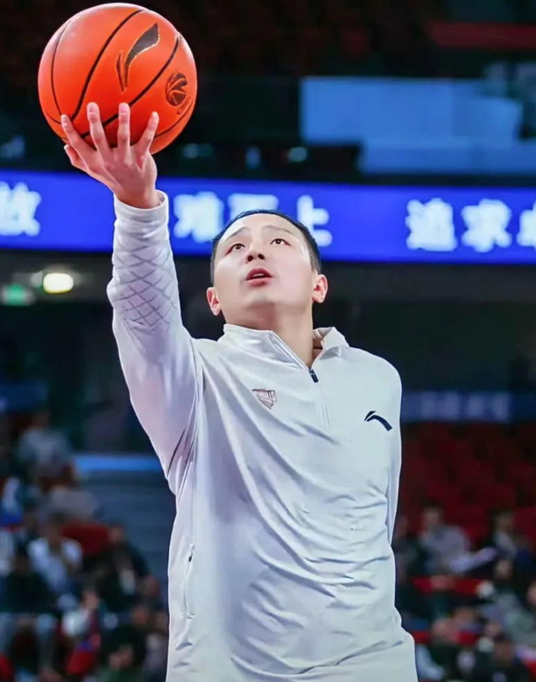 一觉醒来，26岁的王奕博又成了全网羡慕的对象！不是青岛给他3年顶薪，而是浙