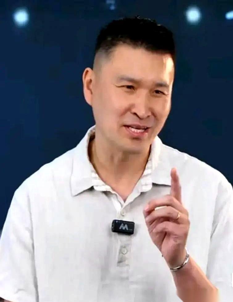 我跟你说，一只脚都踏进ICU的四川男篮，居然硬生生被拉回来了。都以为要拔管了，