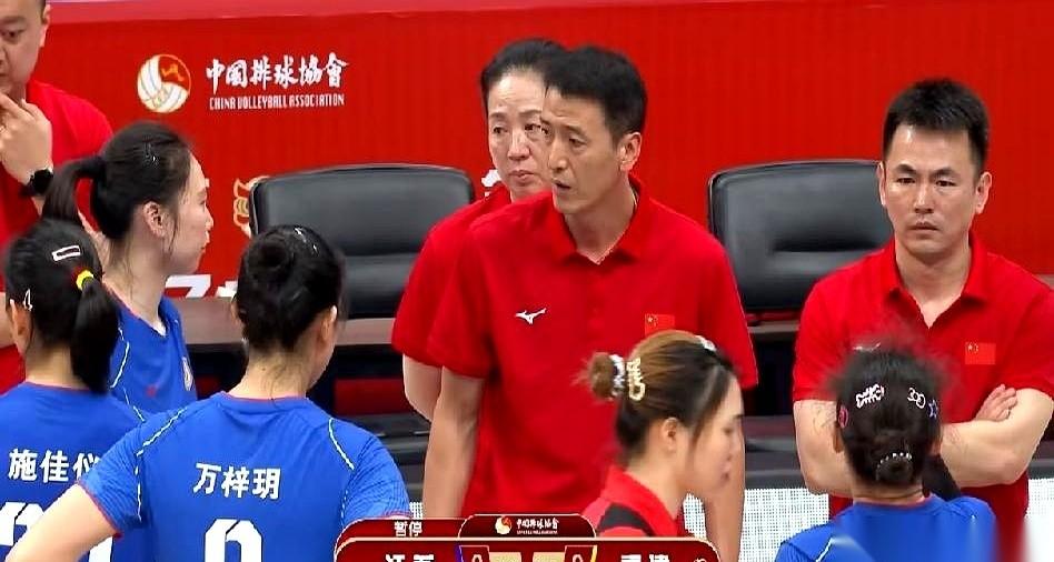 全锦赛女排八强战的场子上，江苏队和福建队这番交手，算是把“扮猪吃老虎”演明白了。