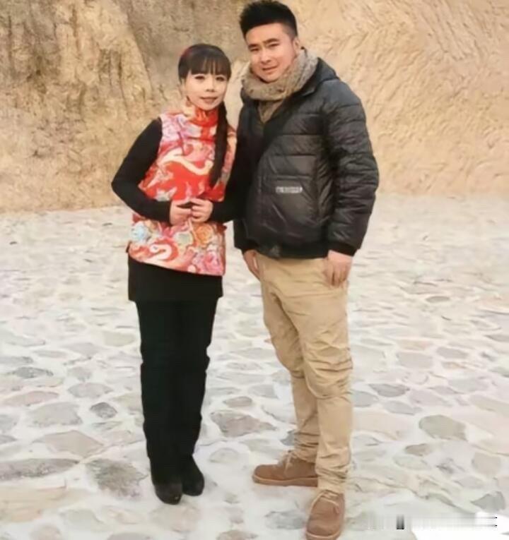 民歌歌手王二妮和老公的合影，像他们这种不化妆，穿搭普通的明星，真的很接地气，很有