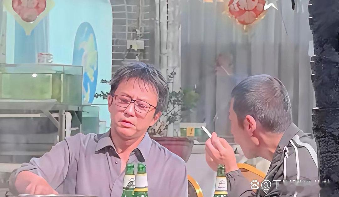 路人拍到46岁邓超聚餐的画面，神态松弛随性，这才是中年男士最真实自然的模样。