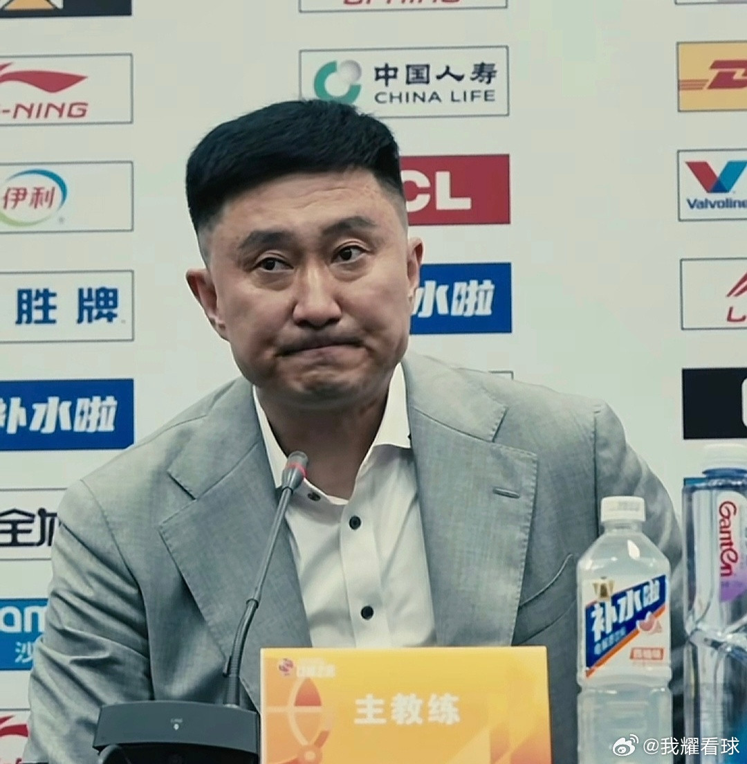 杜锋指导赛后谈到焦泊乔暂时离队：“小焦身体不太舒服，有家庭的因素，也有身体因素，