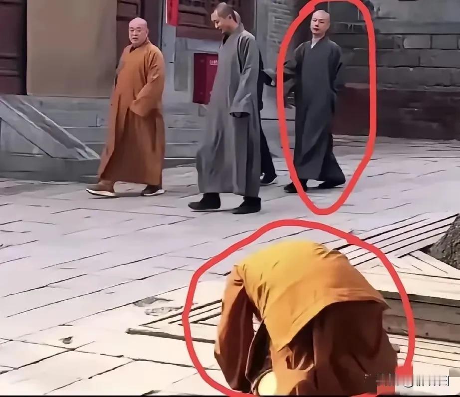 “驼背”老僧给释永信行跪拜之礼，他却视而不见听而不闻。佛教礼仪中，跪拜礼体现对三