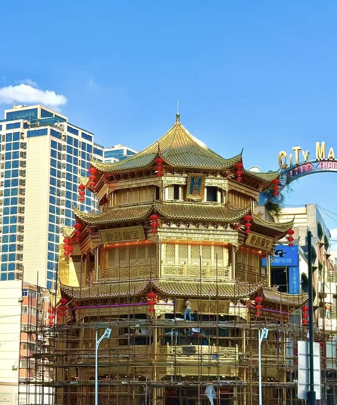 郑州二七商圈新建了一个黄金庙宇，总感觉跟周围环境不搭。说实话，郑州二七商圈周围