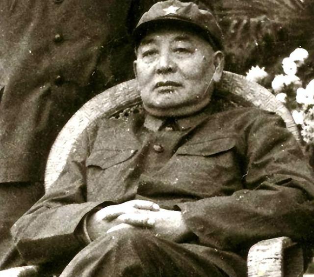 秦基伟与尹先炳在抗战中，尹先炳任旅长，秦基伟任副旅长，抗美援朝期间，两人都是志愿